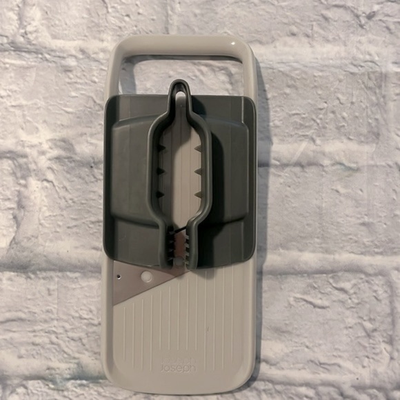 Joseph Joseph Duo Multi-grip Mandoline + Veggetti Spiral Vegetable Cutter - Picture 2 of 10